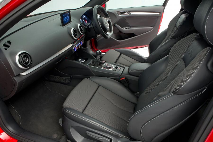 Интерьер Audi A3 1.4T S-Line (8V) 2012 года  (UK) (фото 9 из 12)
